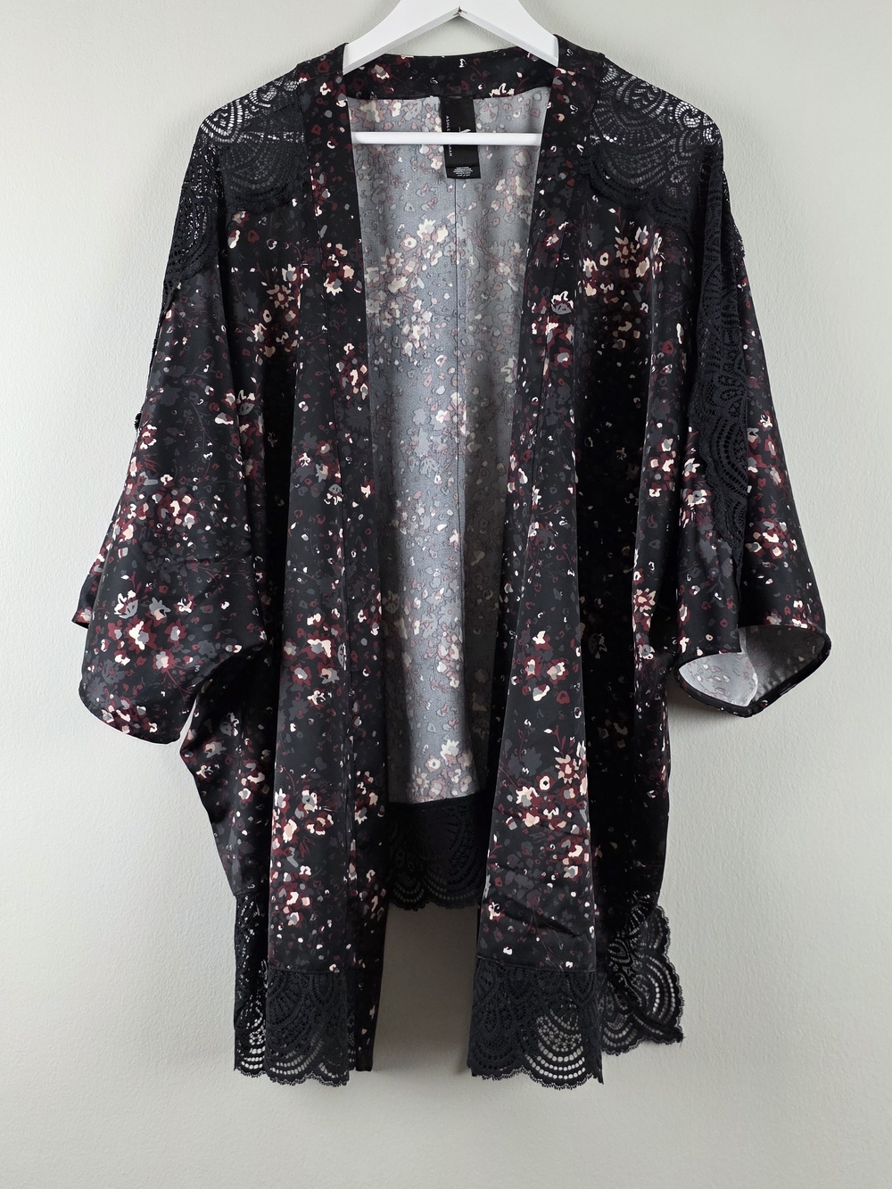 Ashley Graham Black Floral Lace-Trim Kimono Robe